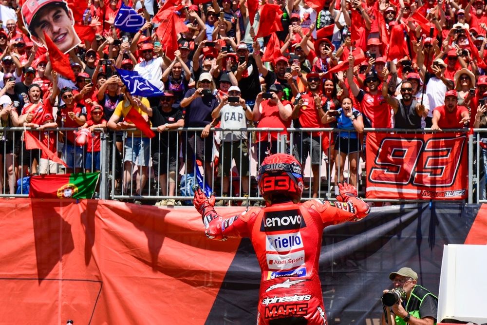 Marc Márquez vierde zijn zege met de fans op de MM93-tribune.