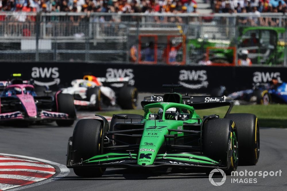 Nico Hulkenberg, Sauber, transita delante de Franco Colapinto, Alpine, en el GP de Canadá.