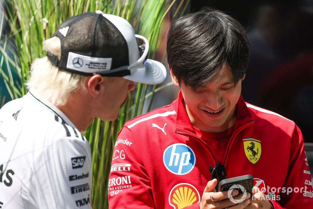 Valtteri Bottas et Zhou Guanyu dans le paddock.