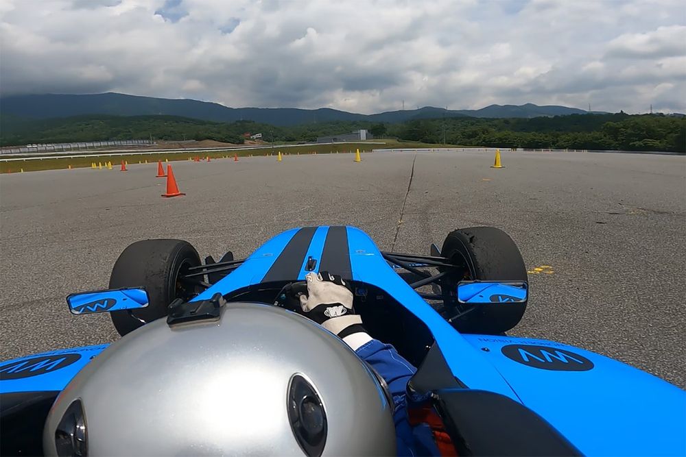 1コーナーを曲がった後の、ゆるい左コーナー。マシンが不安定にならないよう、一定のアクセル開度、ステアリング舵角で進入したくなってしまうが、それではタイムをロスするのだ