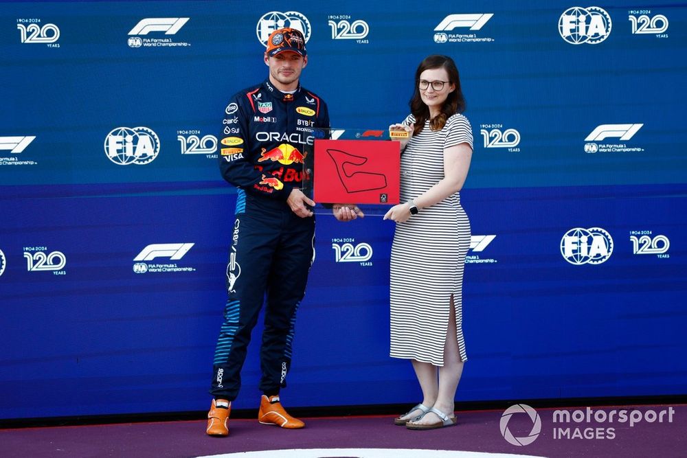 Max Verstappen, Red Bull Racing, recibe su premio de la pole Sprint de manos de Verana Culka