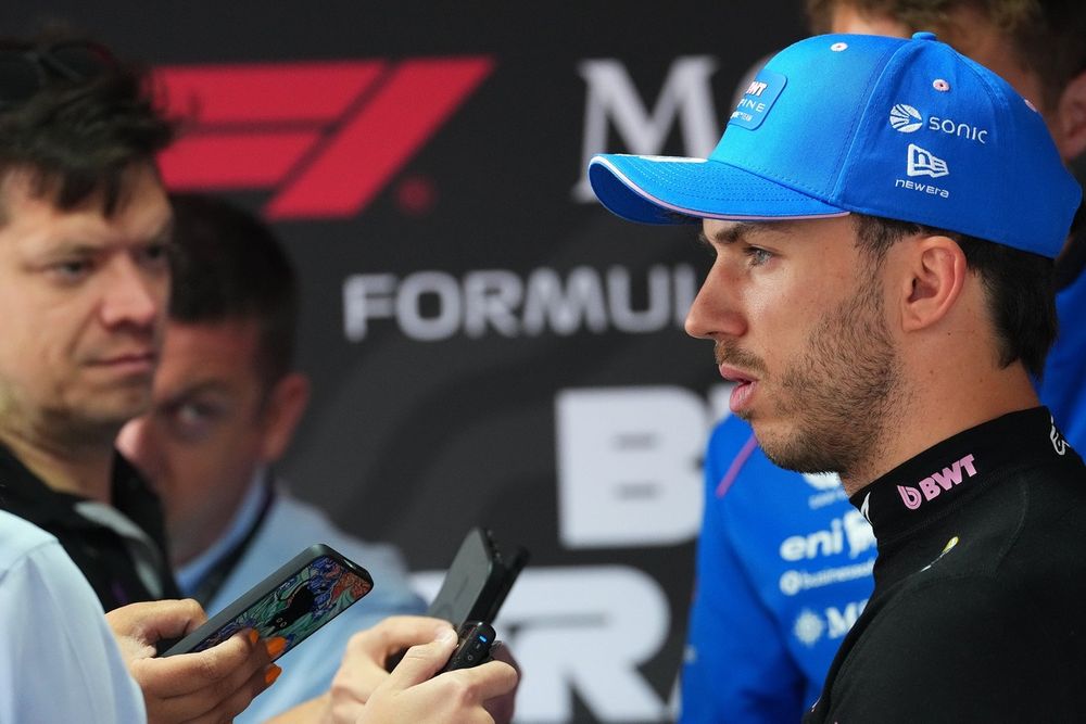 Pierre Gasly delante de la prensa tras la clasificación en Spa.
