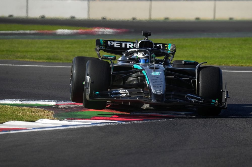 Frederik Vesti au volant d'une Mercedes modifiée lors de tests Pirelli à Mexico.