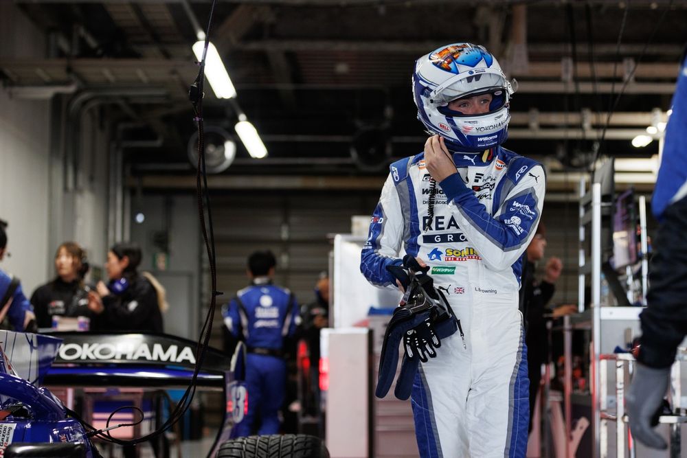 Luke Browning avec le HANS à la main avant de monter dans sa voiture.
