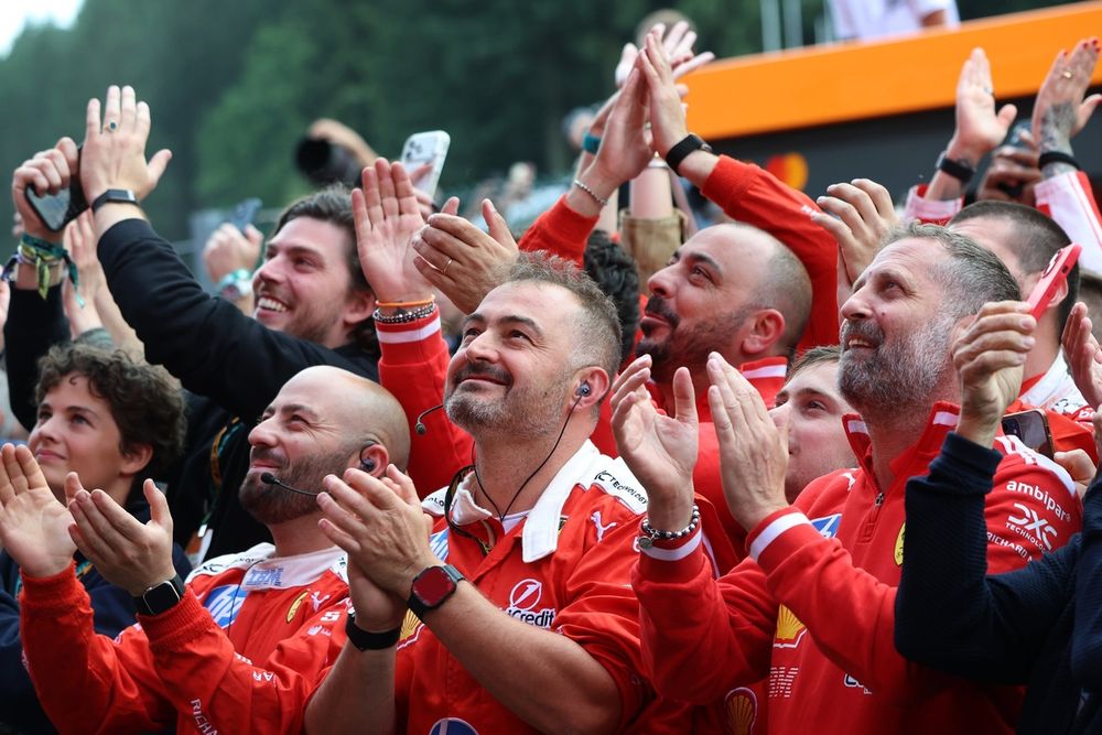 Il team Ferrari festeggia Leclerc sul podio