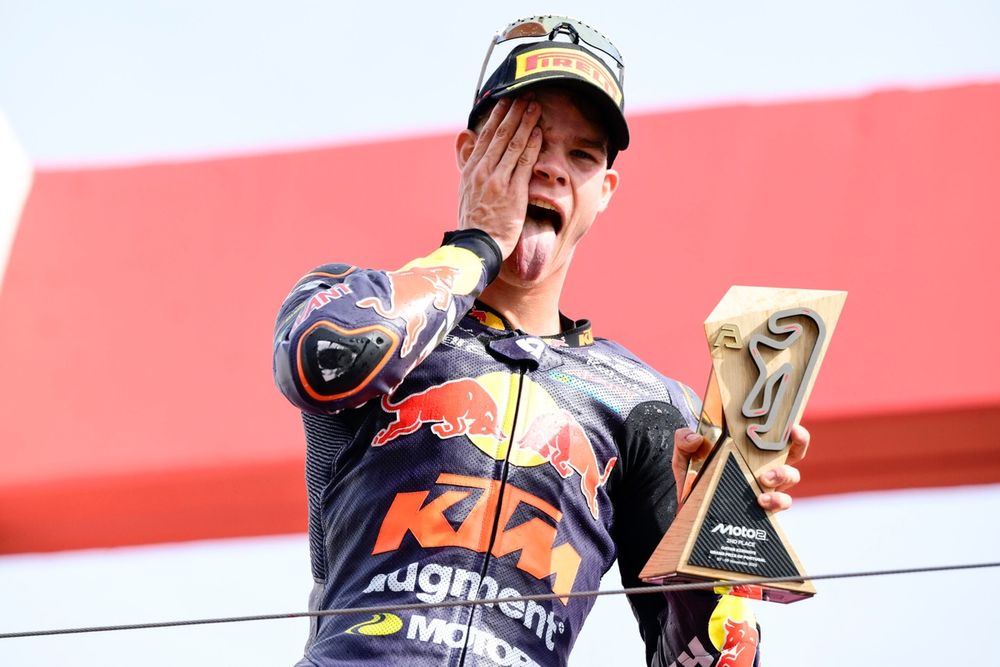 Collin Veijer viert zijn podiumplaats tijdens de Moto2-race in Portugal.