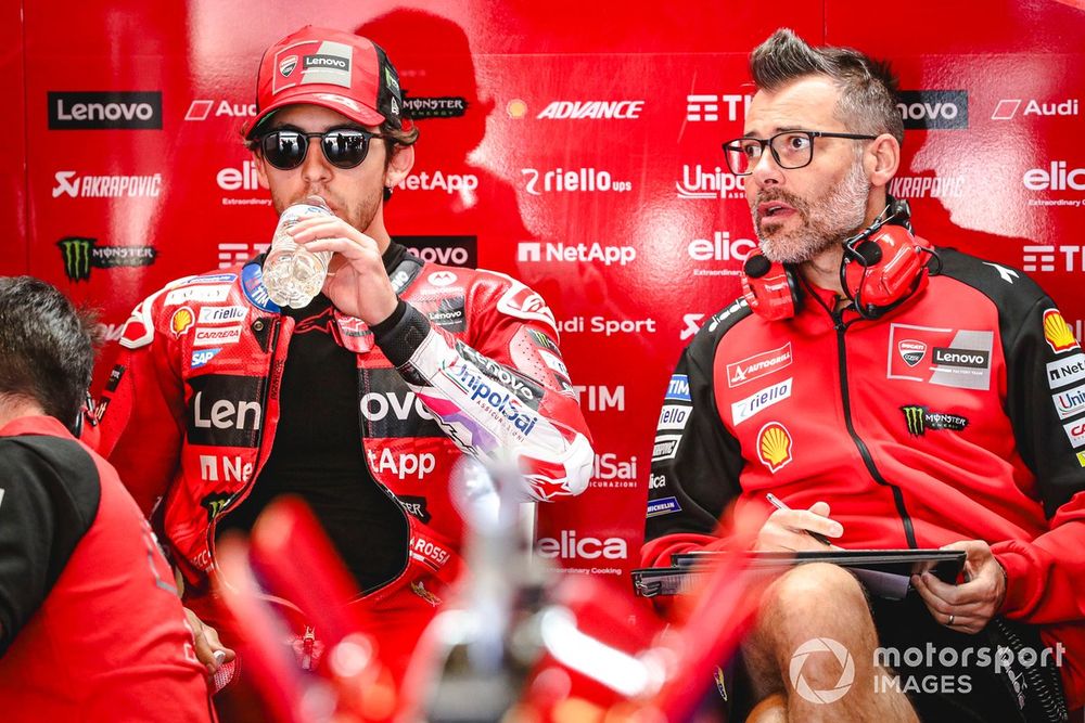 Enea Bastianini, Ducati, junto a su actual jefe técnico, Marco Rigamonti, que en 2025 trabajará con Marc Márquez