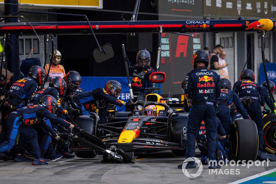 Max Verstappen, Red Bull Racing RB20, effettua il pit stop