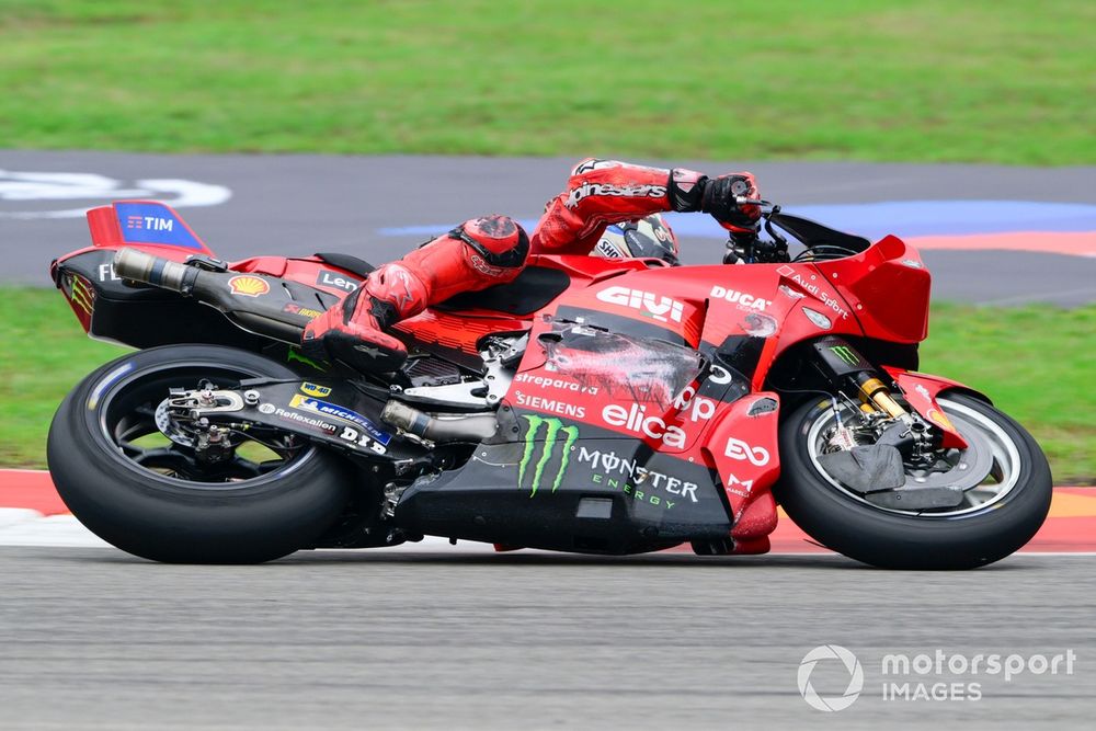 Marc Márquez perdió la estribera derecha y la palanca del freno trasero tras caerse, por lo que tuvo que abandonar la carrera