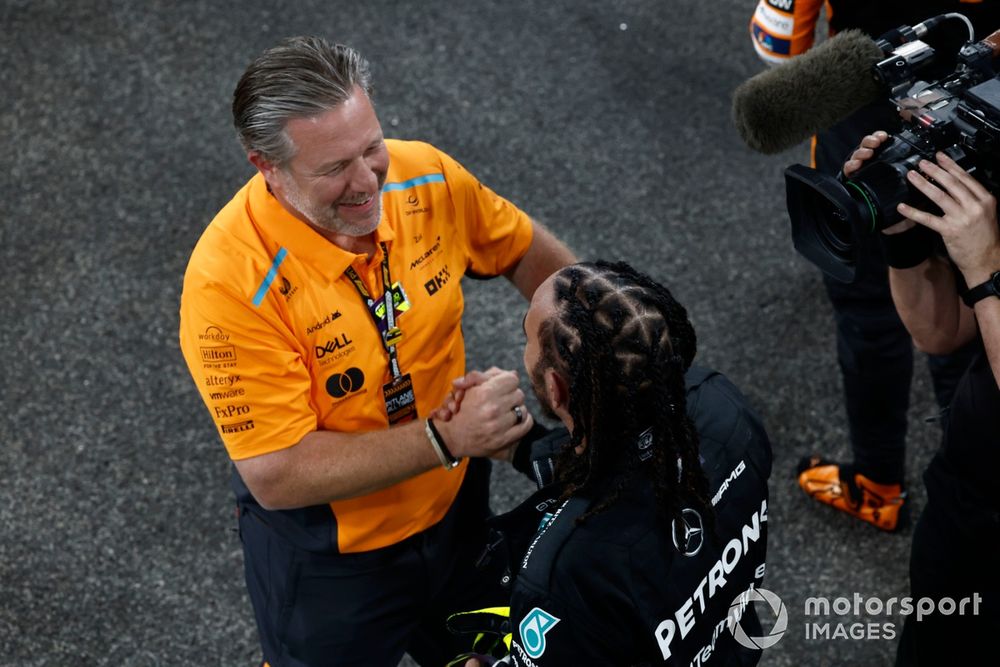 Lewis Hamilton, yarıştan sonra McLaren Racing CEO'su Zak Brown'ı tebrik ediyor.