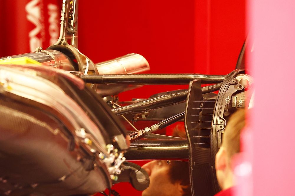 Ferrari SF-25, dettaglio della sospensione posteriore modificata