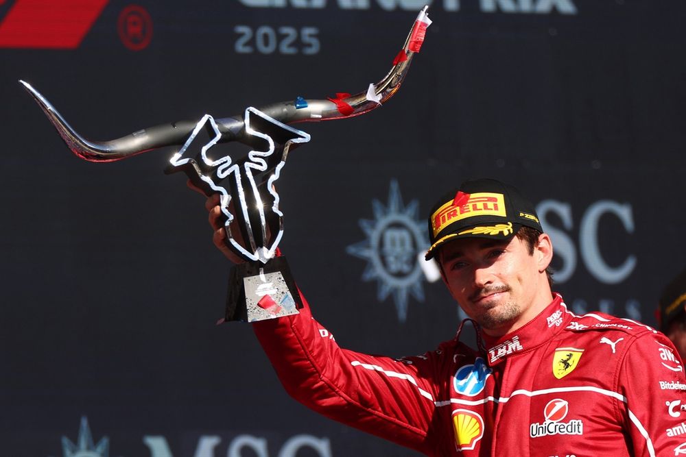 Charles Leclerc, festeggia sul podio di Austin il terzo posto della Ferrari