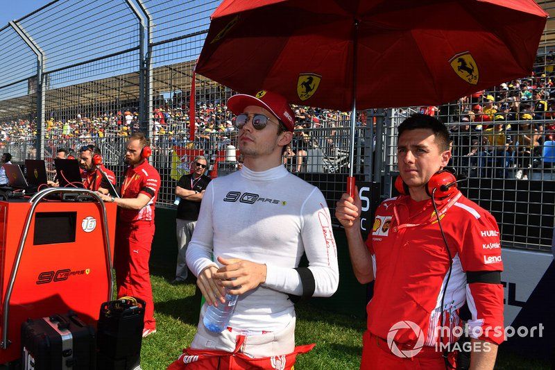 Charles Leclerc bij de start van zijn allereerste race voor Ferrari.