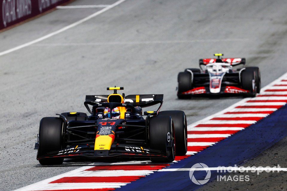 Sergio Pérez, Red Bull Racing RB20, Nico Hulkenberg, Haas VF-24