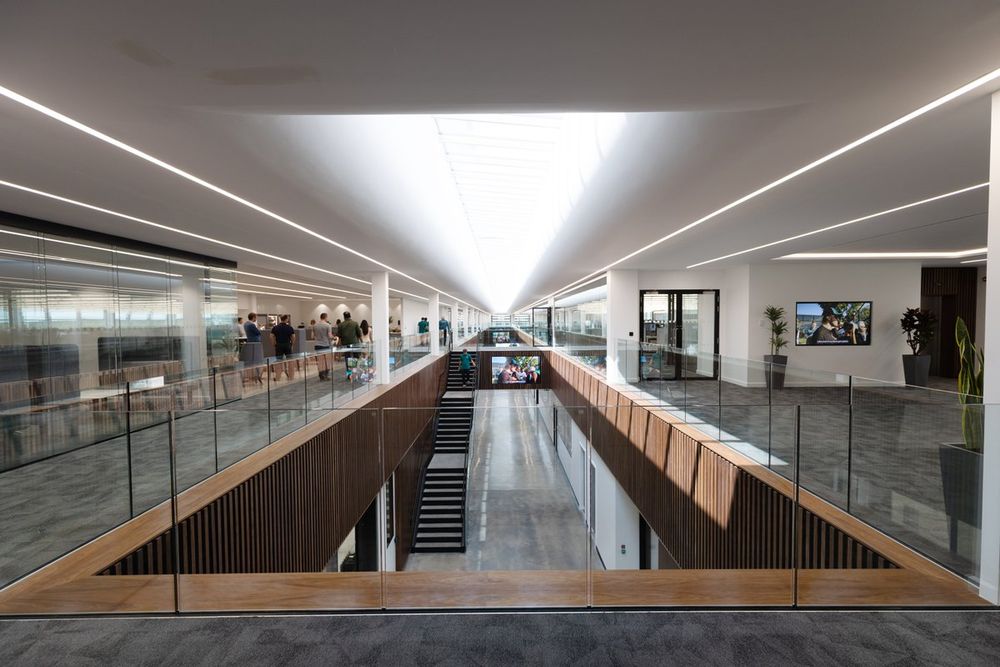 De enorme Aston Martin Technology Campus in Silverstone.