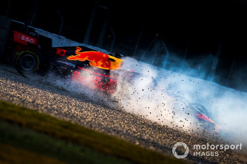 Pierre Gasly, Red Bull Racing RB15, spins into the gravel