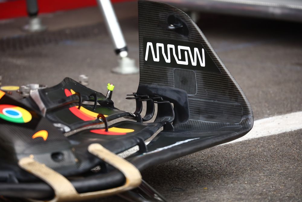 McLaren MCL39, dettaglio tecnico dell'ala anteriore con le code di sirena