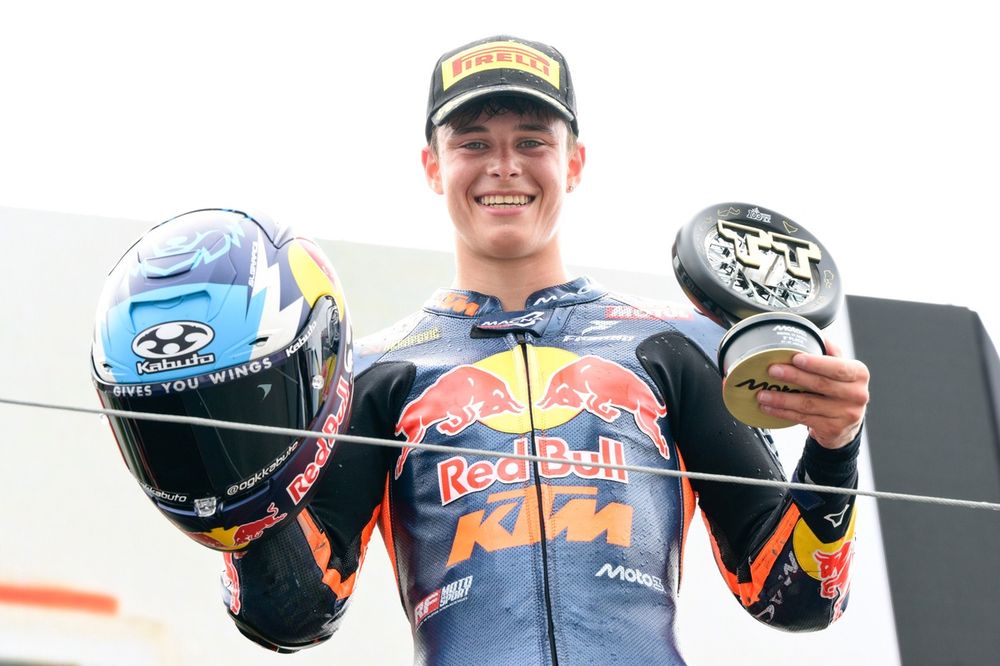 Valentin Perrone luce orgulloso la bandera argentina en su casco