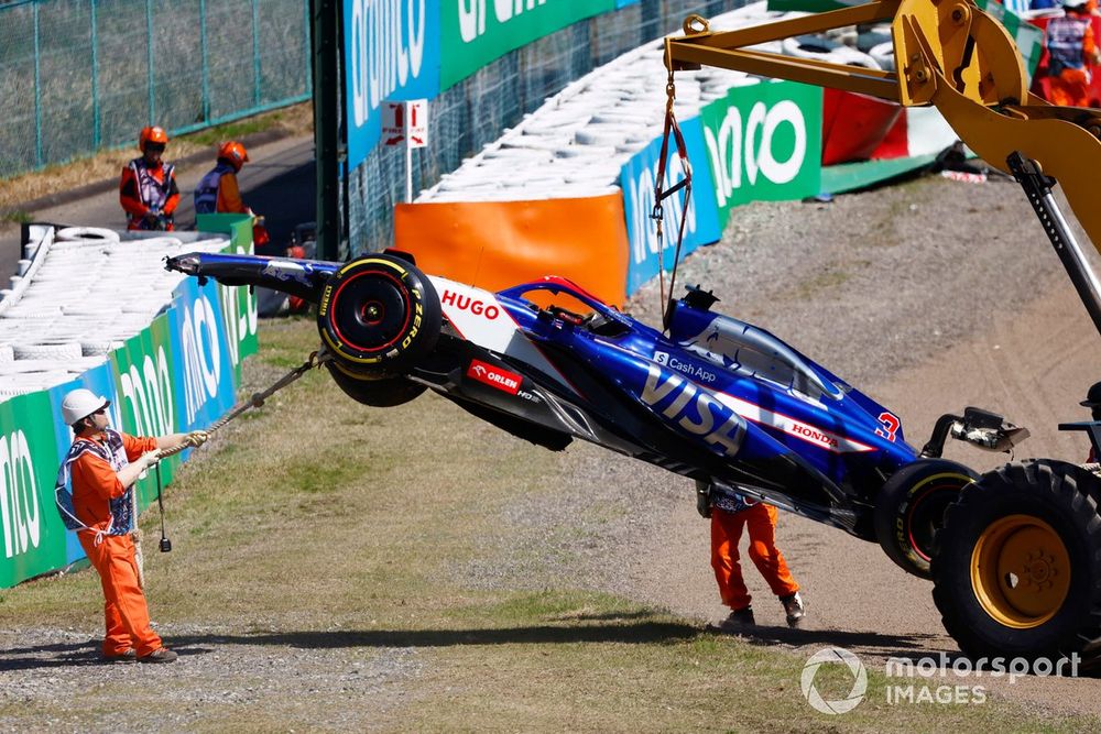 Zniszczony samochód RB F1 Team VCARB 01 Daniela Ricciardo po wypadku w GP Japonii