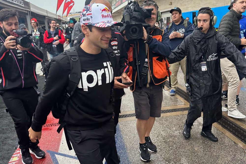 Jorge Martín, Aprilia Racing Team a su llegada este viernes al circuito de CotA
