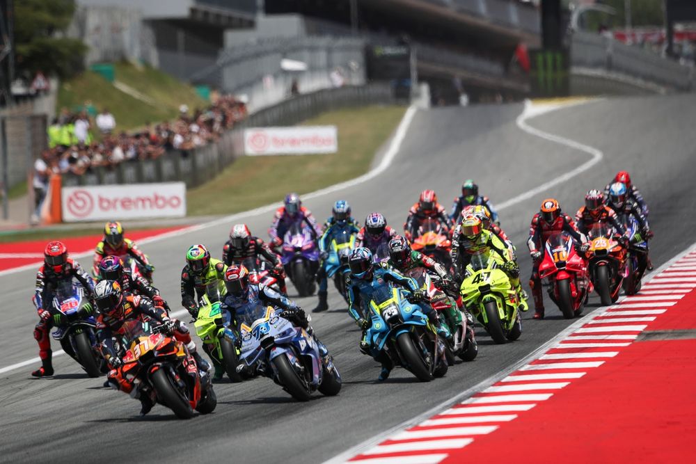 Les pilotes doivent freiner fort pour que la moto repasse en position normale.
