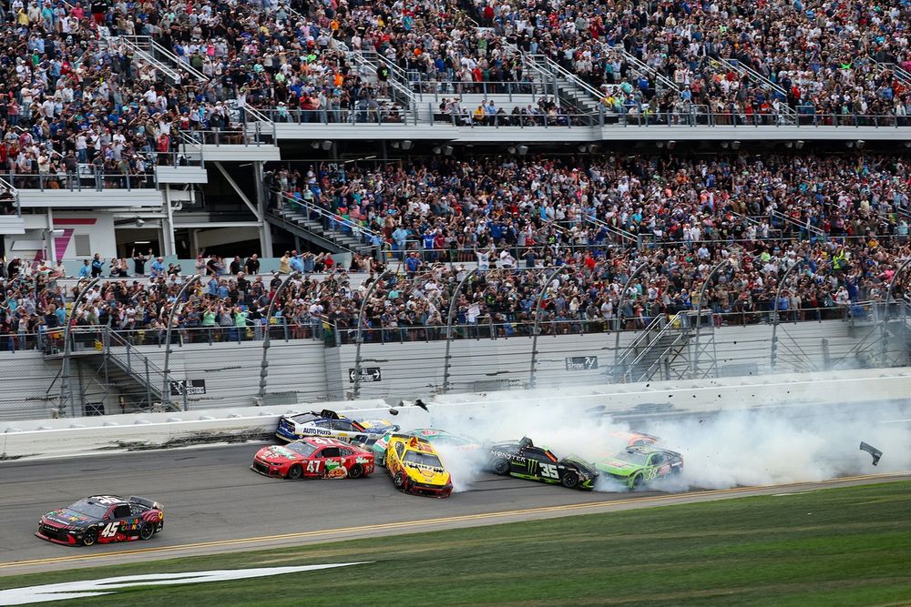 Tyler Reddick, 23XI Racing Toyota, Ricky Stenhouse Jr., Hyak Motorsports Chevrolet, Joey Logano, Team Penske Ford, Chase Elliott, Hendrick Motorsports Chevrolet, Riley Herbst, 23XI Racing Toyota