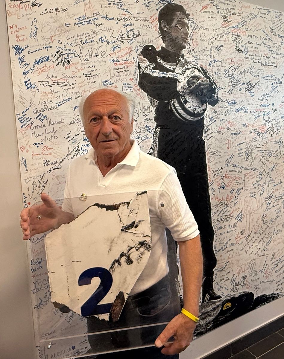 Bruno Grotti con il cimelio della Williams di Senna donato alla Fondazione Don Sergio Mantovani