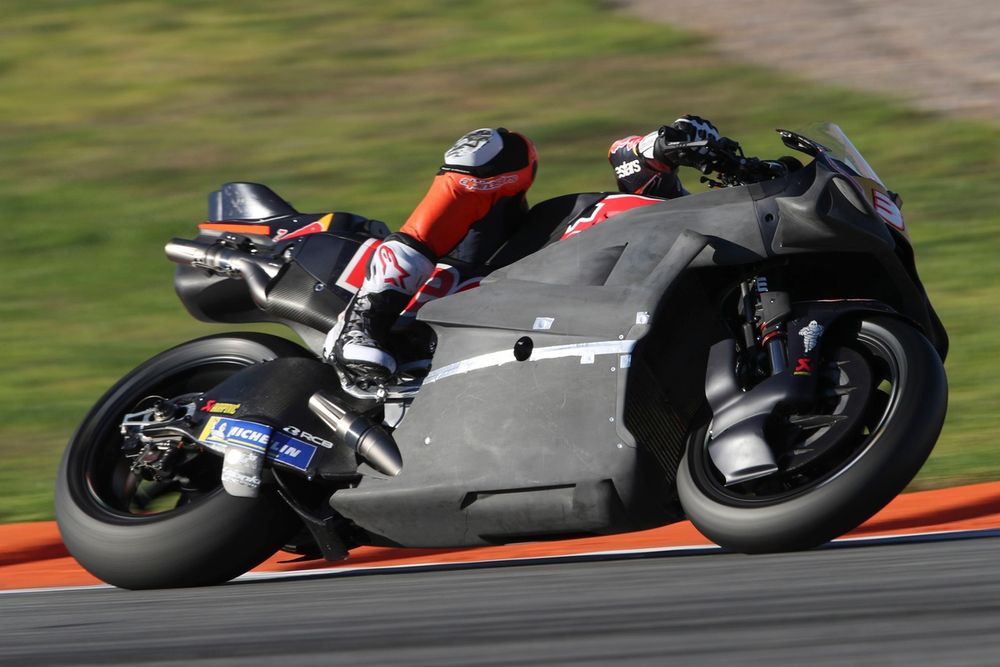 Pedro Acosta avec l'un des nouveaux carénages essayé sur la KTM.