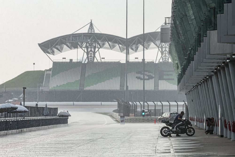 La voie des stands sous la pluie à Sepang