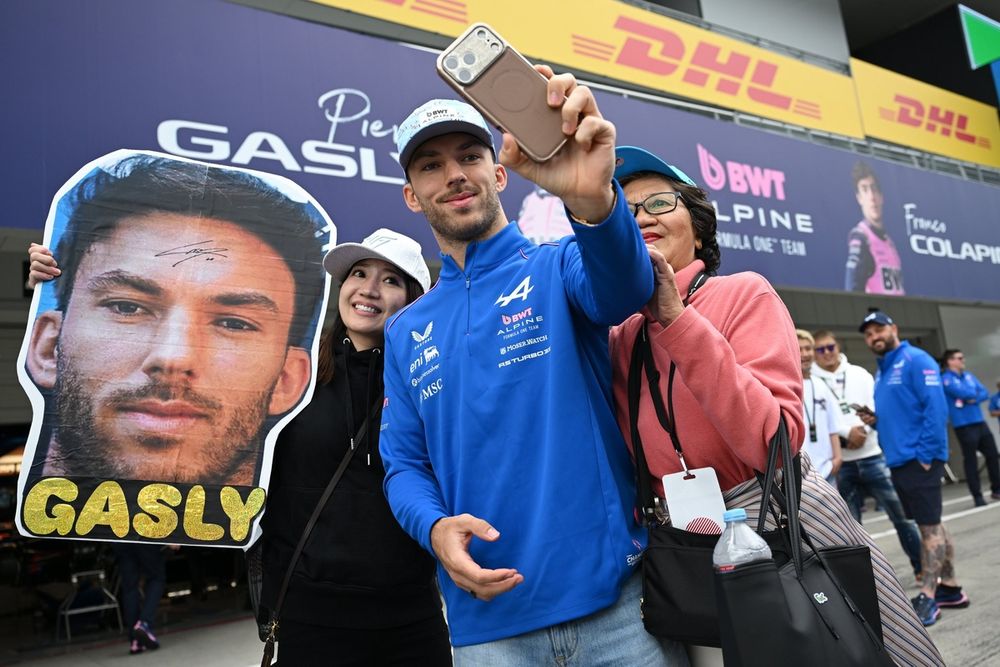 Pierre Gasly, Alpine, junto a una aficionada en Suzuka.