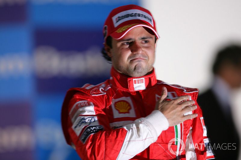 Massa venceu no Brasil, mas a ultrapassagem de Lewis Hamilton (ING), da McLaren, sobre Timo Glock (ALE), da Toyota, deu o título ao inglês