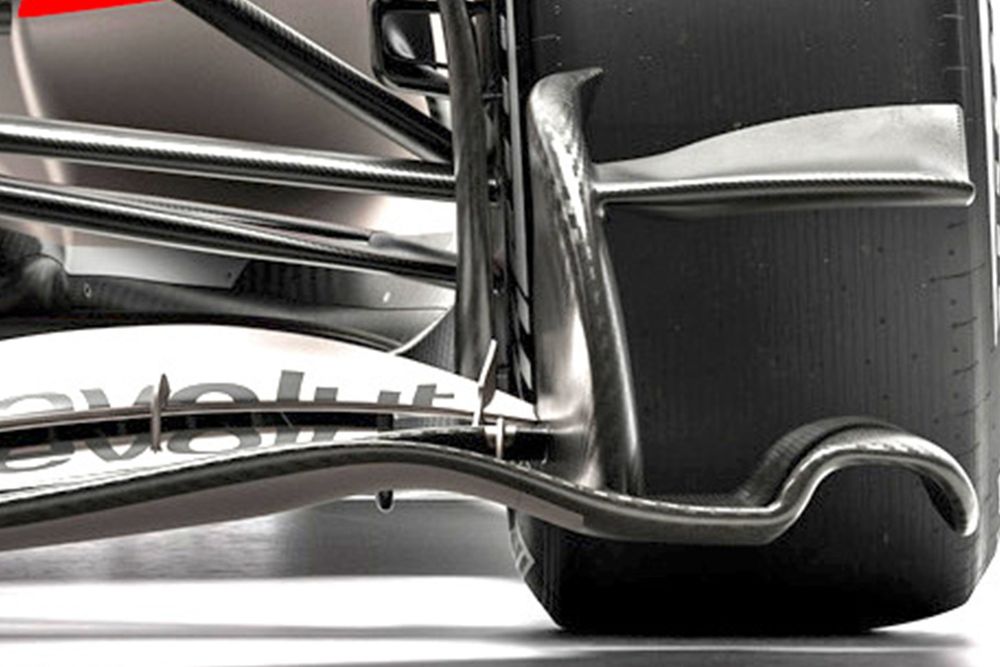 Audi R26: interessante il ricciolo dell'ala anteriore che favorisce un soffiaggio sotto al secondo elemento