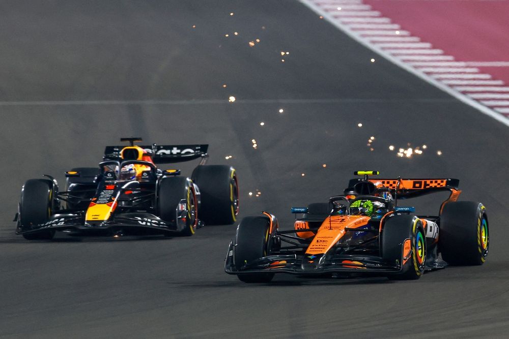 Max Verstappen, Red Bull Racing, intentar adelantar a Lando Norris, McLaren, en la primera parte de la carrera sprint.