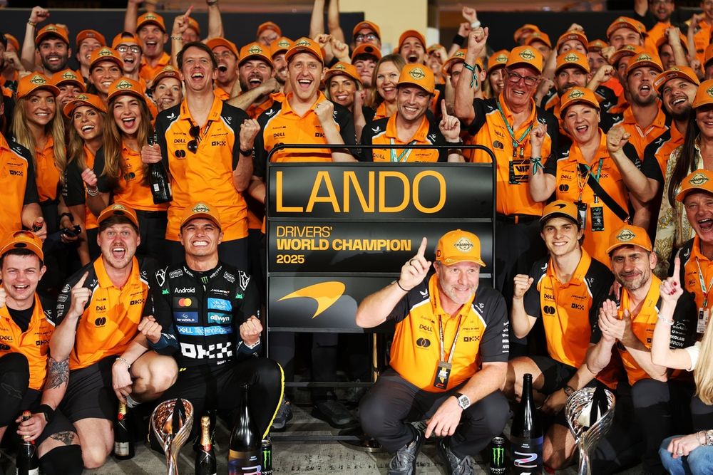 Lando Norris, McLaren, Oscar Piastri, McLaren, Andrea Stella, McLaren, Zak Brown, McLaren