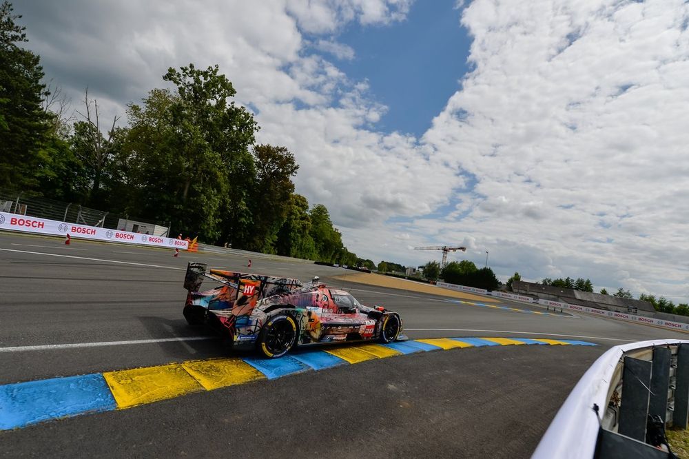 Robin Frijns crashed in the #20 BMW, losing time but continuing in the race.