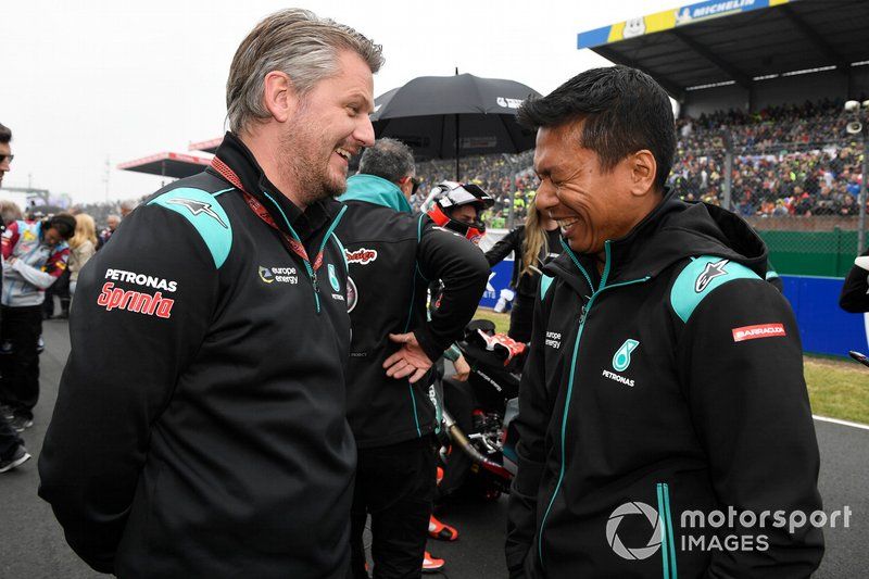 Johan Stigefelt (links) in zijn tijd als teamdirecteur van Petronas SRT in de MotoGP.