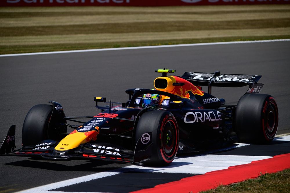 Arvid Lindblad durante la FP1 a Silverstone con la Red Bull RB21