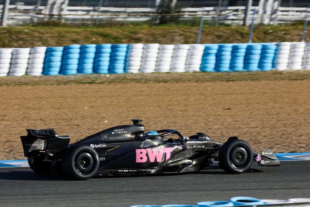 Pierre Gasly con l'Alpine mule car nei test Pirelli con le gomme 2026: la squadra di Enstone ha annunciato lo sponsor Eni