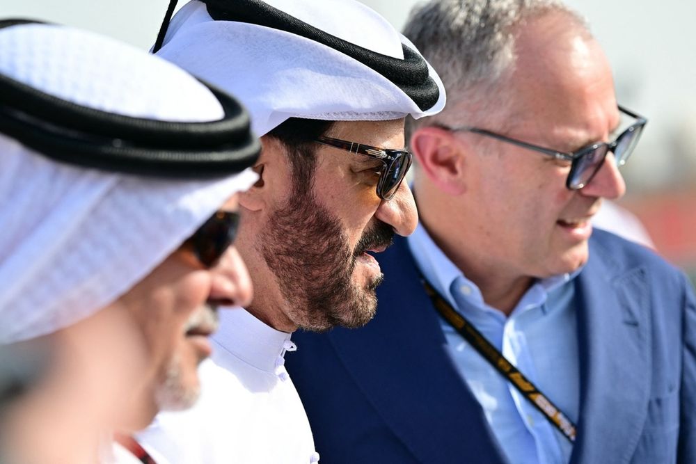 Stefano Domenicali con il presidente FIA, Mohammed Ben Sulayem, e il principe del Bahrain, Salman bin Hamad Al Khalifa