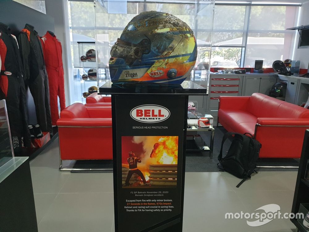 Visita alla fabbrica Bell: il casco bruciato di Romain Grosjean