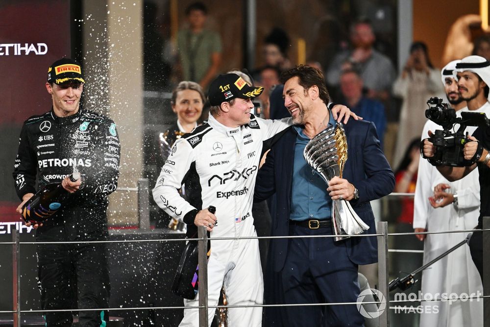 George Russell, Mercedes-AMG F1 Team, Brad Pitt y Javier Bardem  graba una escena de la película de la F1 en el podio