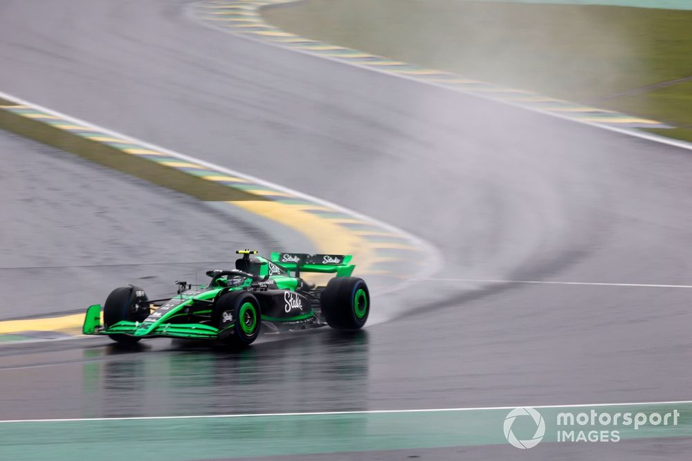 A Interlagos nella prima chicane ci sono dei piccoli canali per favorire l'evacuazione dell'acqua