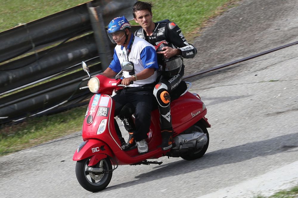 Luca Marini, Honda HRC, vuelve al box tras quedarse parada su moto en la pista