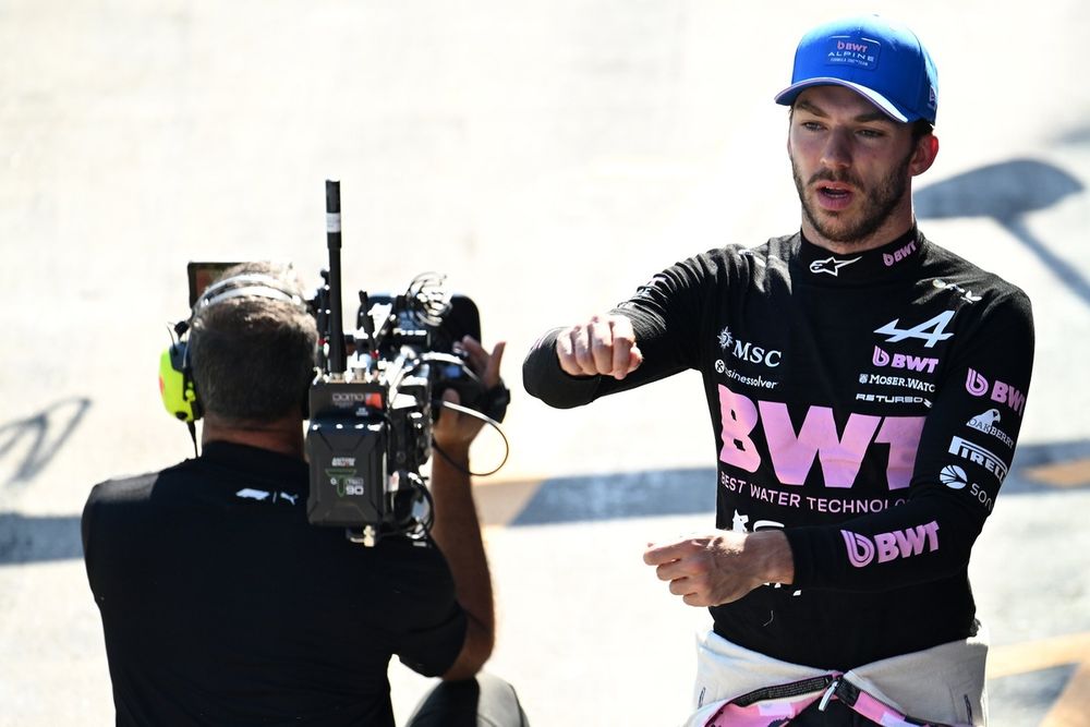 Pierre Gasly au volant d'une voiture invisible.