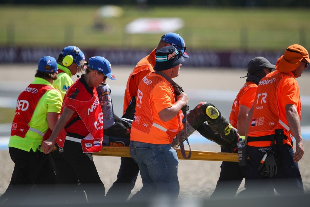 Fermín Aldeguer a dû être évacué par civière après sa chute.