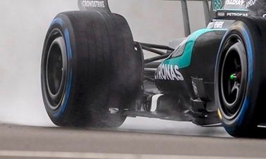 Mercedes W17, dettaglio del buco nel fondo