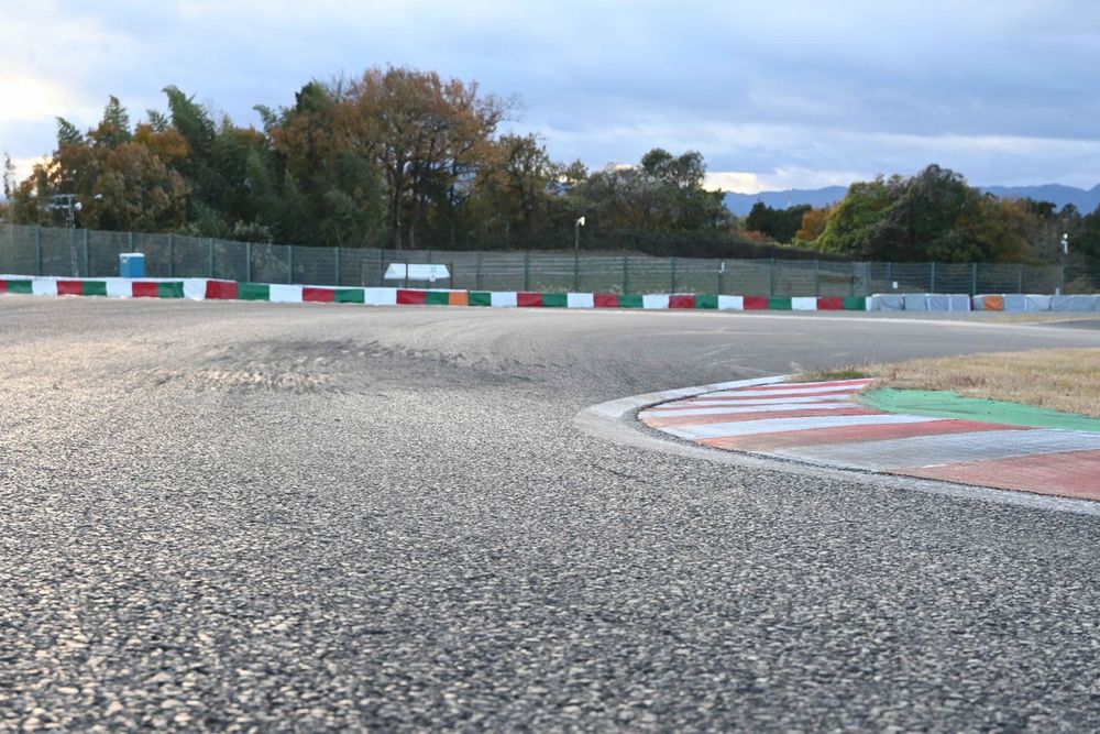 デグナー1側からの視点。縁石部分が最もくぼんでおり、バンクのような形状に