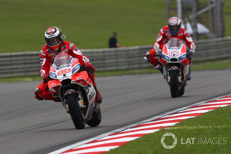 En 2017 Jorge Lorenzo lideraba la carrera, pero Ducati le ordenó intercambiar posiciones con Dovizioso, que se jugaba el Mundial