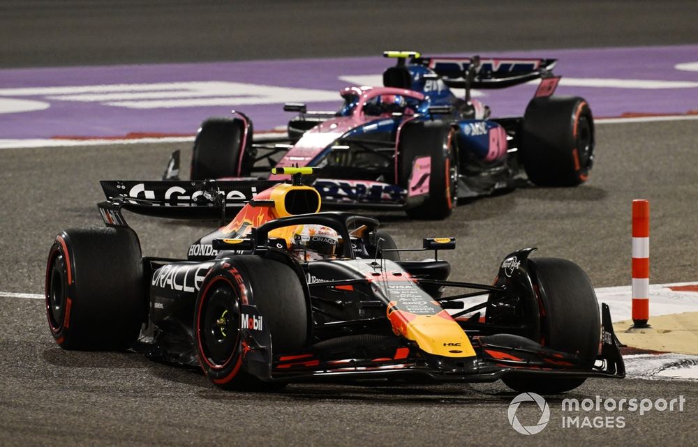 Jack Doohan transita detrás del Red Bull de Yuki Tsunoda en la carrera de Bahréin.