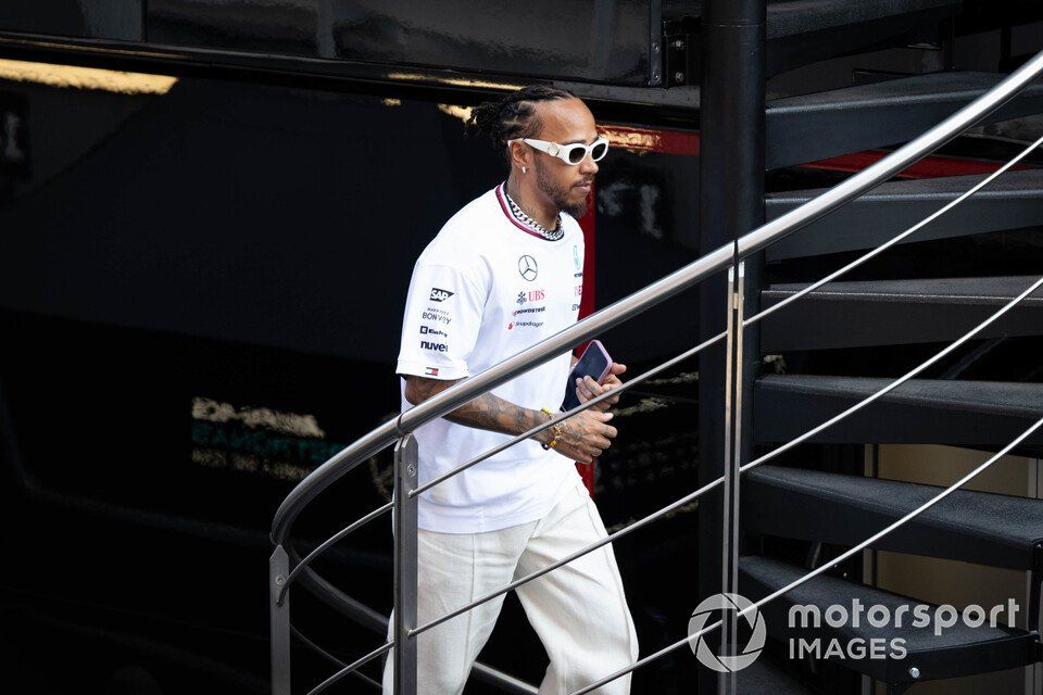 Lewis Hamilton, en Mercedes-AMG F1, sube las escaleras del hospitality